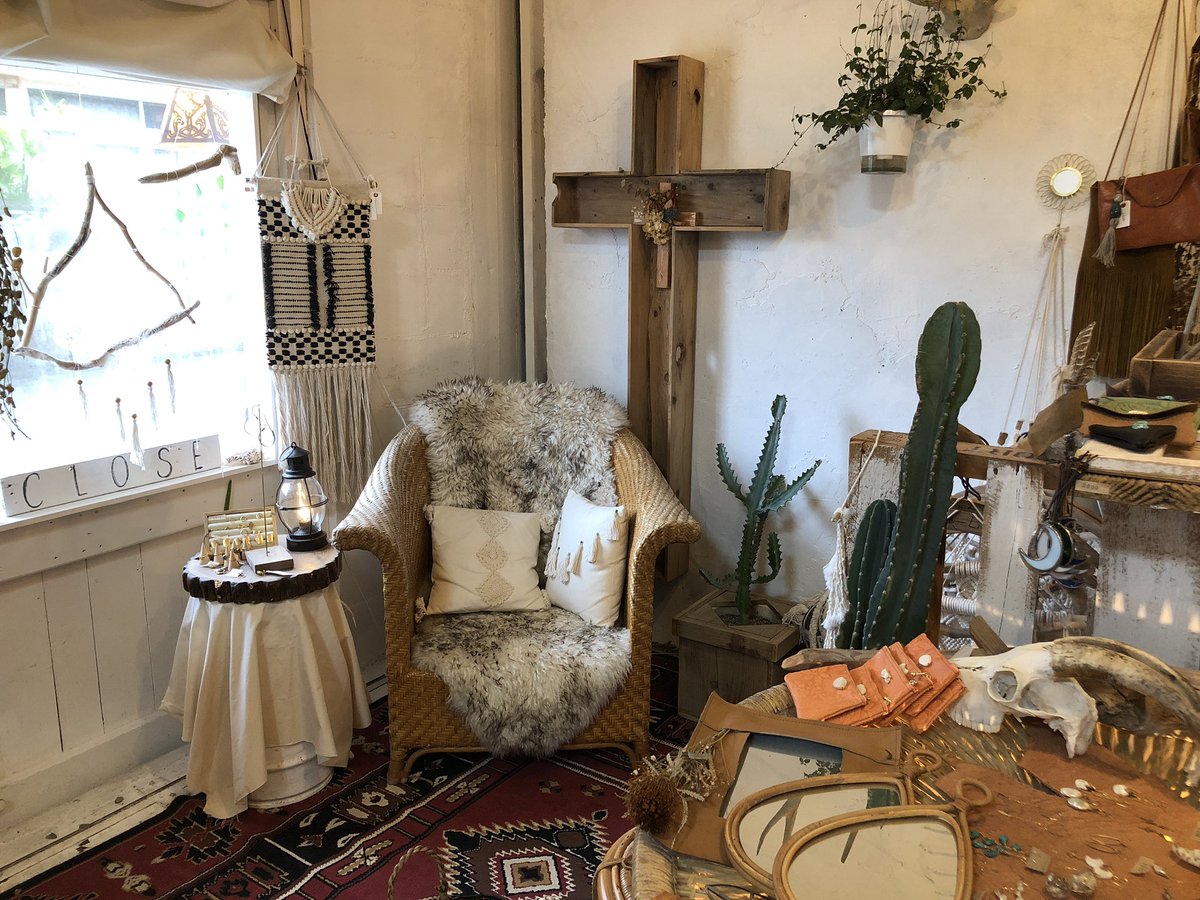 おうしゅん Ohsun7 Sealiving 沖縄県名護にあるショップ 店内の内装が全部 オーナーさんの手づくり オシャレなアクセサリーが多いし ２階はゲストハウスだし すごく魅力を感じる 名護に行ったら絶対行って欲しい所 沖縄観光 沖縄旅行 T