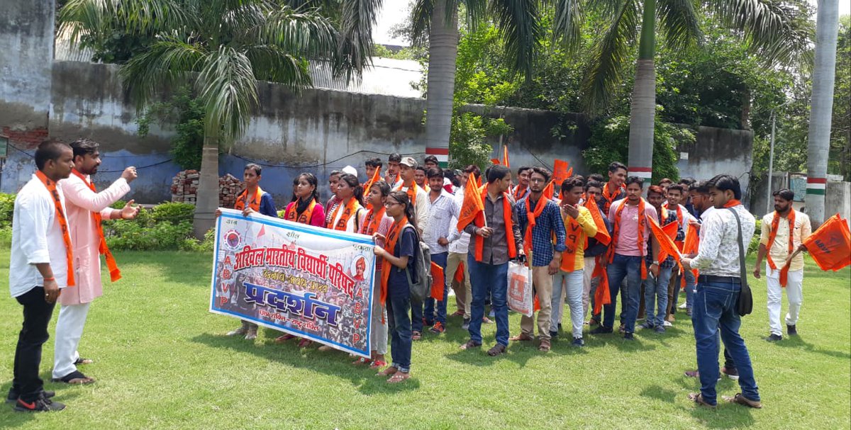 Kuldeep11208931's tweet photo. #AbvpUnnao 
#AbvpAwadhUp 
#ज्ञापन_एवं_प्रदर्शन

आज अभाविप के कार्यकर्ताओं ने जिले मे व्याप्त शैक्षिक समस्याओं को लेकर जिलाधिकारी कार्यालय का घेरावकर अपना 10-स��त्रीय मांगपत्र सौंपा।
इस अवसर पर विभाग संगठन मंत्री #दीपक_कुमार_जी एवं जिला विस्तारकिका  #श्यामली_सिंह_जी उपस्थित रही https://t.co/Fiomr794s4