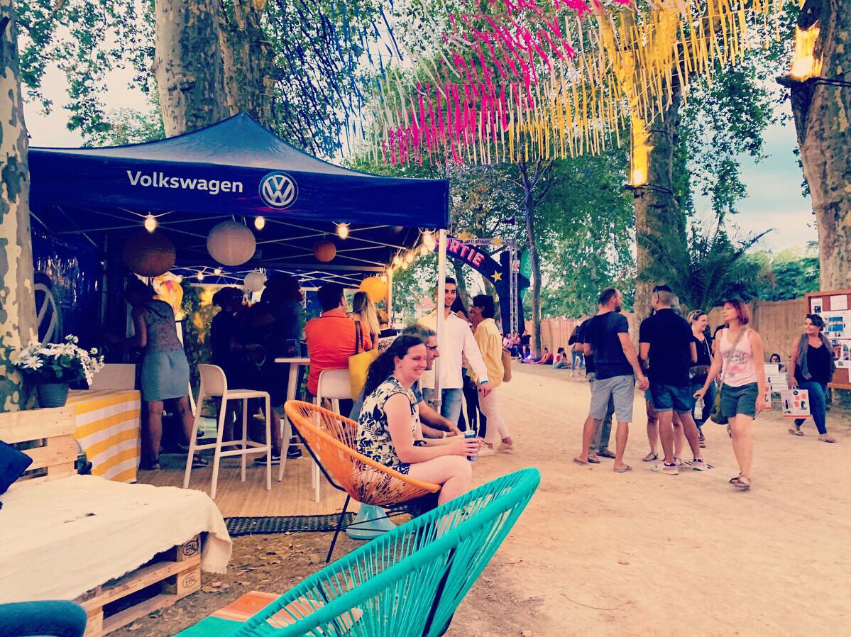 ComeAndDofr's tweet photo. @Comeanddo accompagne @Volkswagen sur le @Brive_festival 2019
#Brive #stand #festival #festivalurbain #concert #musique #artiste #ambiance #retourdeplage #été #evenement #productionevenementielle #comeanddo https://t.co/lZSV4V2MlA