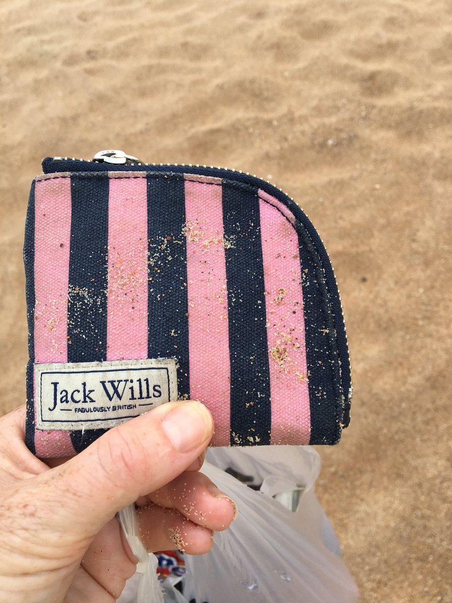 AmandaScurr's tweet photo. Purse found #seatonsluice beach https://t.co/RqkKM8t8mq