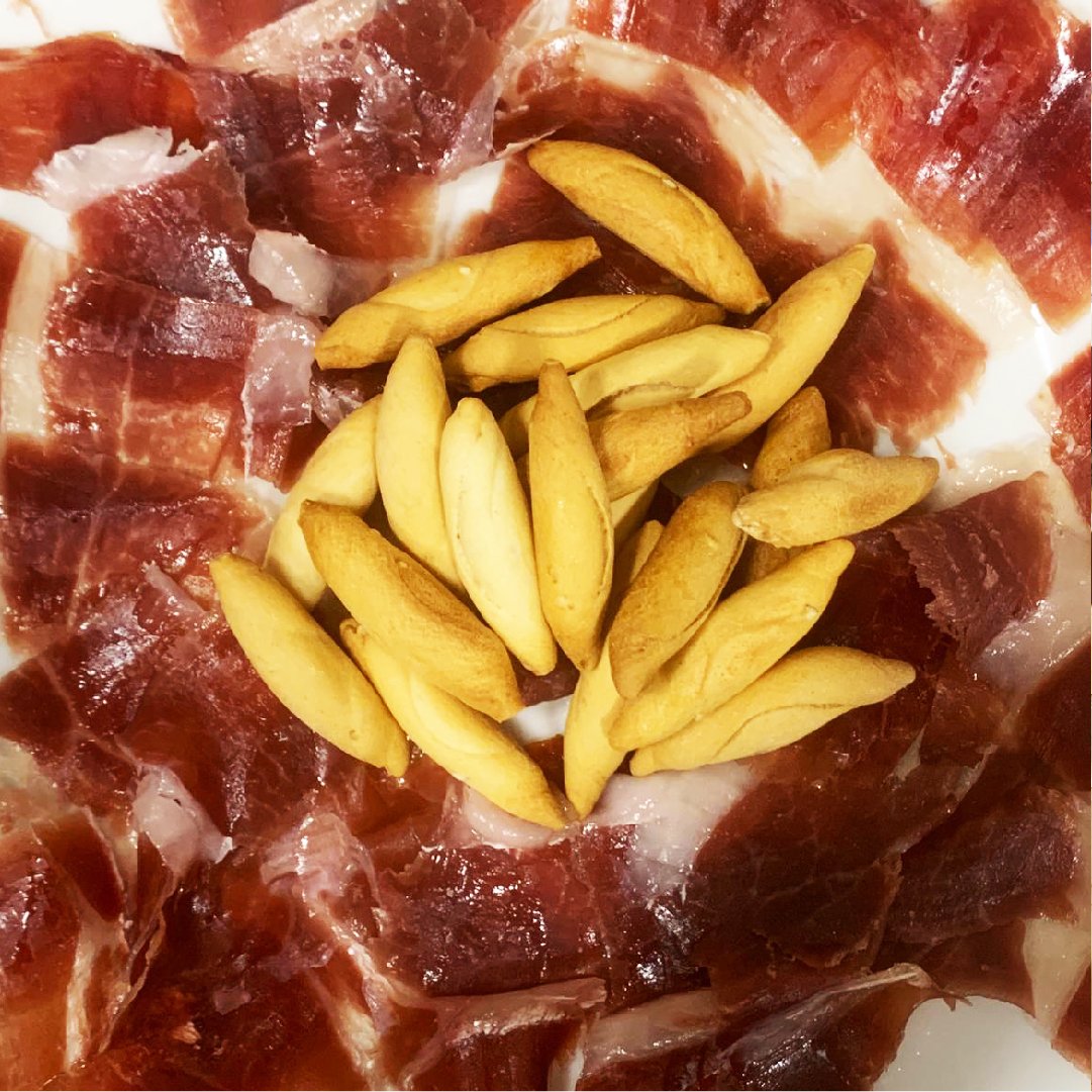 tendidoonce's tweet photo. Los lunes no son tan malos si empiezas el día con unos buenos bocados de jamón, una de las tapas más populares de España y el mejor acompañante de una buena caña.
#tendidoonce #españa #madrid  #jamonserrano https://t.co/zG3BHeo2gW