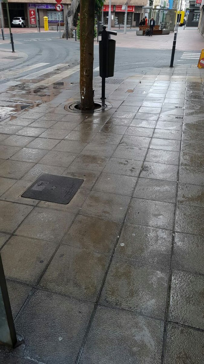 LimpiezaLPGC's tweet photo. A primera hora de esta mañana se procedió a la eliminación de los restos de pintura del pavimento de #PlazaFarray realizados el pasado fin de semana por el ‘artista’ de turno 😡 Así dejamos la plaza 👇
#vandalismo #EstamosEnLosBarrios #LimpiezaLPGC 👉🚮♻️😍 https://t.co/XoACF1JtSa
