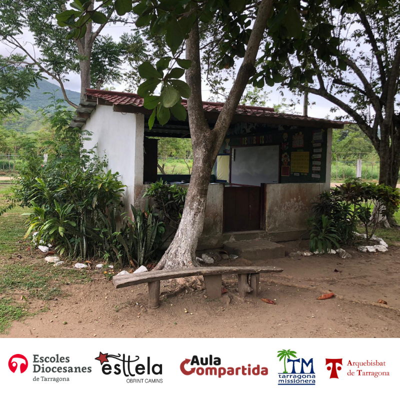 fsfructuos's tweet photo. HONDURES 2019 | Aquest viatge ens està descobrint moltes coses, també llocs on ni imaginàvem donar classe! Sigui on sigui "un infant, un professor, un llibre i un bolígraf poden canviar el món" (Malala Yousafzai) #Esttela #AulaCompartida @McsTgn @missionstgn https://t.co/zR94X3zbsg