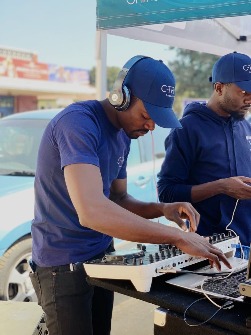 KaratSound's tweet photo. @shimmer dee on the ones and twos setting the record straight on #smartinvesting. DM for corporate and private function hires and quotation https://t.co/nDZT5TTbVW