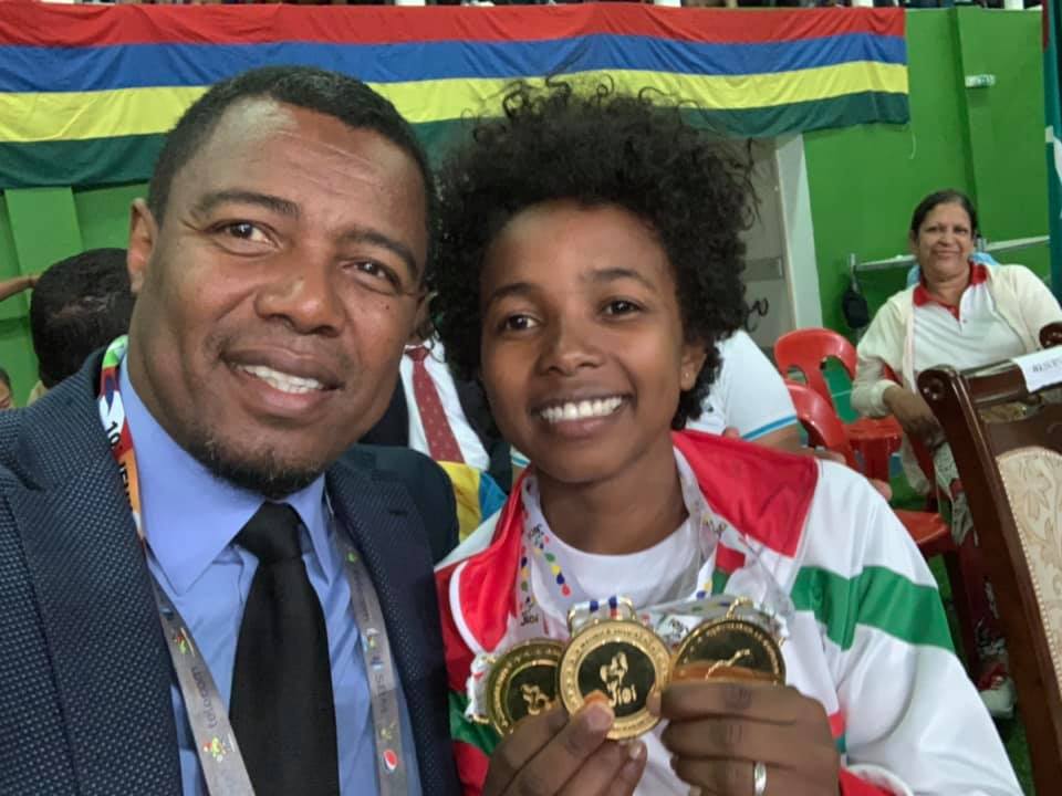 sitenythierry's tweet photo. Jeux des îles de l’océan Indien 2019

First gold medal for Madagascar
Première médaille d'or pour Madagascar
Medaly volamena voalohany hoan'i Madagasikara 

Rosina Randafiarison

#JIOI2019 #MADAGASCAR #HALTEROPHILIE https://t.co/E4WS5ZiNSI