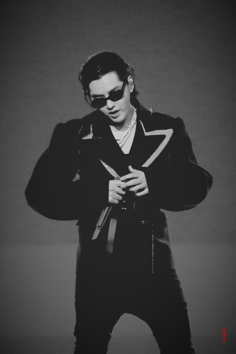 Karaniel2's tweet photo. so cool 😎😎 #KrisWu  #Wuyifan https://t.co/CiHpKguXGD