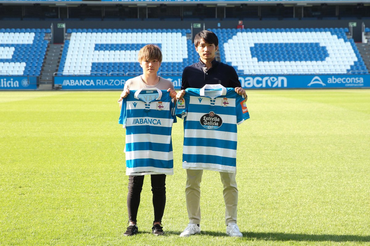 Rc Deportivo Shibasaki Presentado Como Jugador Del Depor En Abancariazor Y Recibido Por Su Companera Del Deporabanca Maya Benvido Gaku ようこそデポルティーボ ラ コルーニャへ 柴崎岳選手の入団発表でした デポルティーボ アバンカ