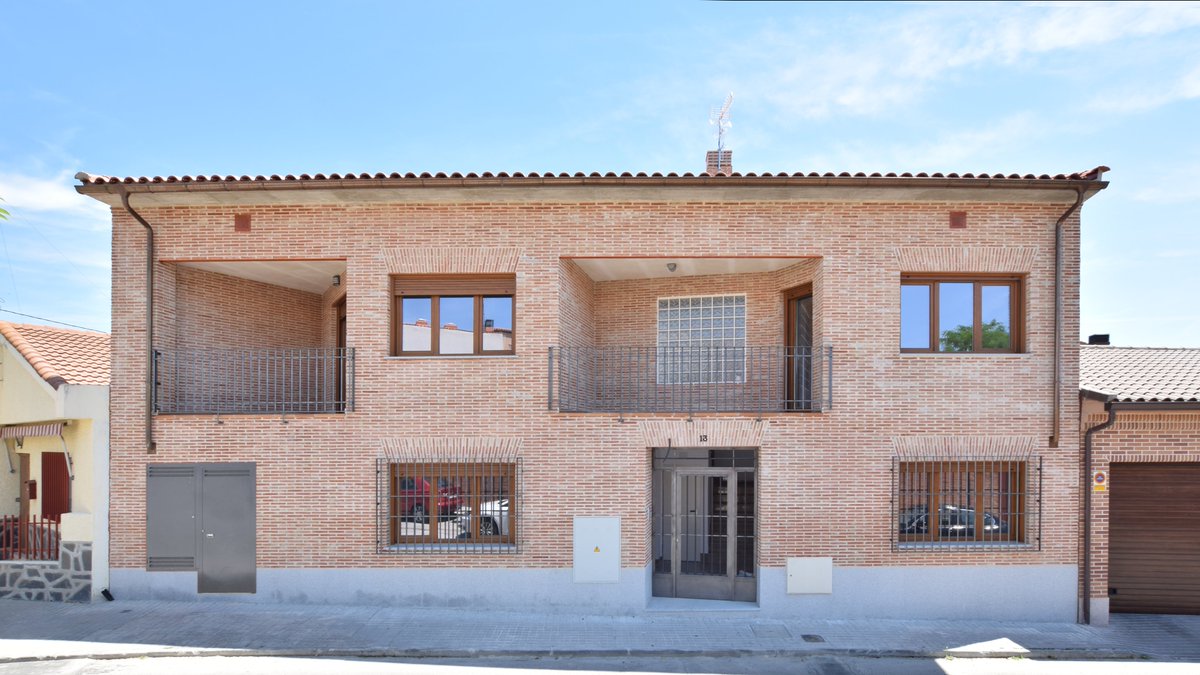 Terminamos la obra de un bloque de viviendas para alquilar en Camarma de Esteruelas, Madrid. Más detalles en: metria.es/portfolio/bloq…