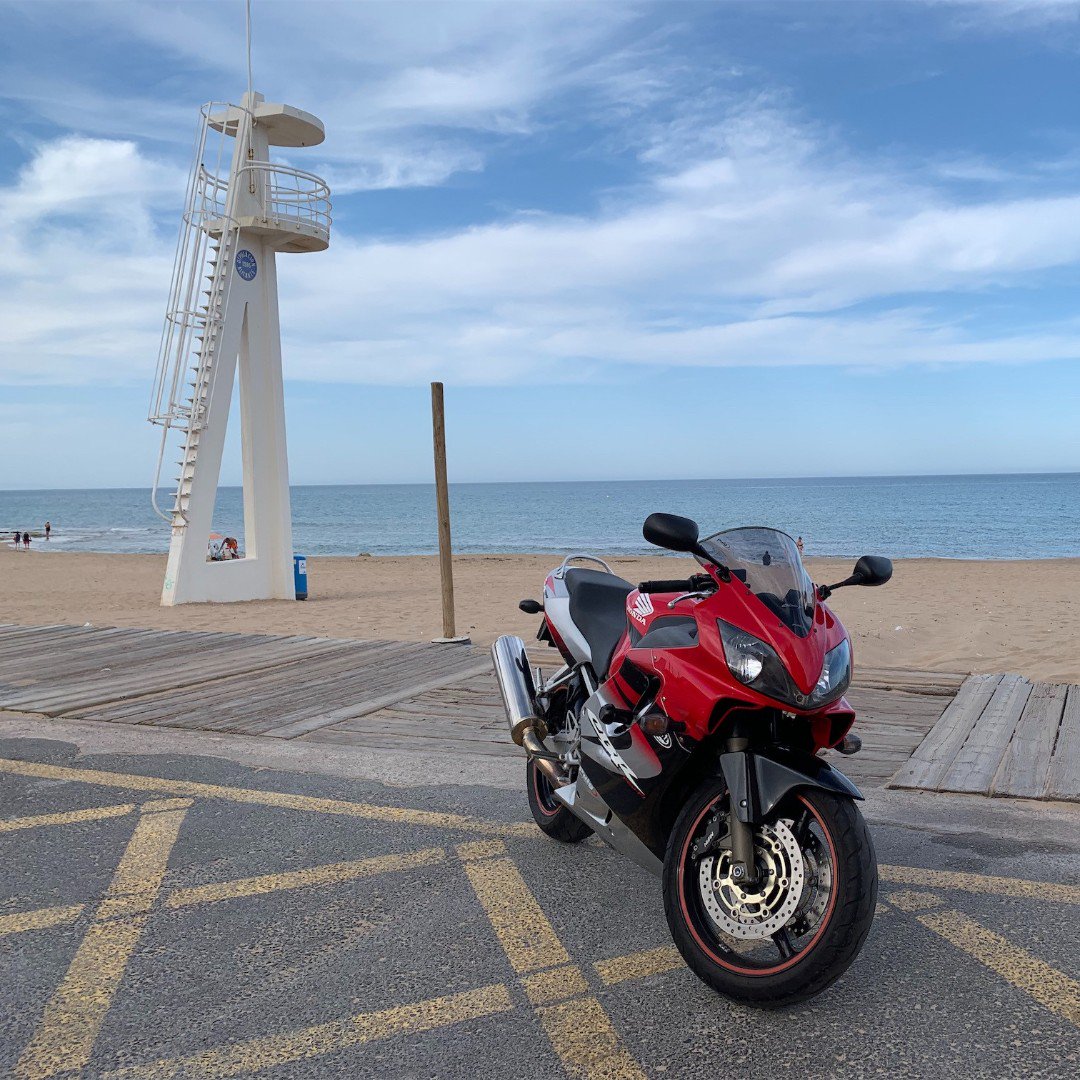 ¡Buenos días! Que levante el pulgar a quien le gustaría estar en la playa este lunes 👍. 📷 Foto de nuestro usuario Aslun 

#moto #motos #motor #motorbike #motorcycle
