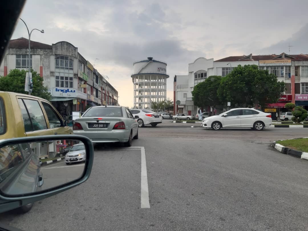 Rasanya dah boleh tutup jalan nie, dah naik sesak orang nak buat U-Turn sedangkan ada roundabout didepan <a href="/jkrpont/">JKR Pontian</a> @MDPONTIAN <a href="/JKRJohor/">JKR Johor</a> <a href="/JKRMalaysia/">JKR Malaysia</a>