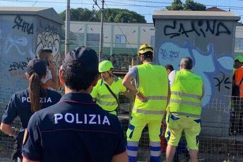 BSaltamartini's tweet photo. L’altro ieri i violenti #NoTav sul cantiere in Val di Susa hanno messo a ferro e fuoco la zona, oggi una azione di sabotaggio sulla linea ferroviaria a #Firenze. 
Delinquenti da spedire in galera assieme a chi li fiancheggia politicamente. https://t.co/TFxmJfUWJg