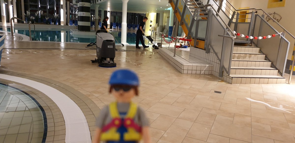 GEBNordost's tweet photo. 3/4
wird hier jede Nacht alles gereinigt und desinfiziert. Auf der Haut des Menschen befinden sich nämlich Mikroorganismen und damit Garry und seine Kollegen gegen diese und Algen leichter vorgehen können, sollten alle vor dem Sprung ins Wasser duschen.

#garrys_lifeofwork @TZSPO https://t.co/4yKVPzuQ2b
