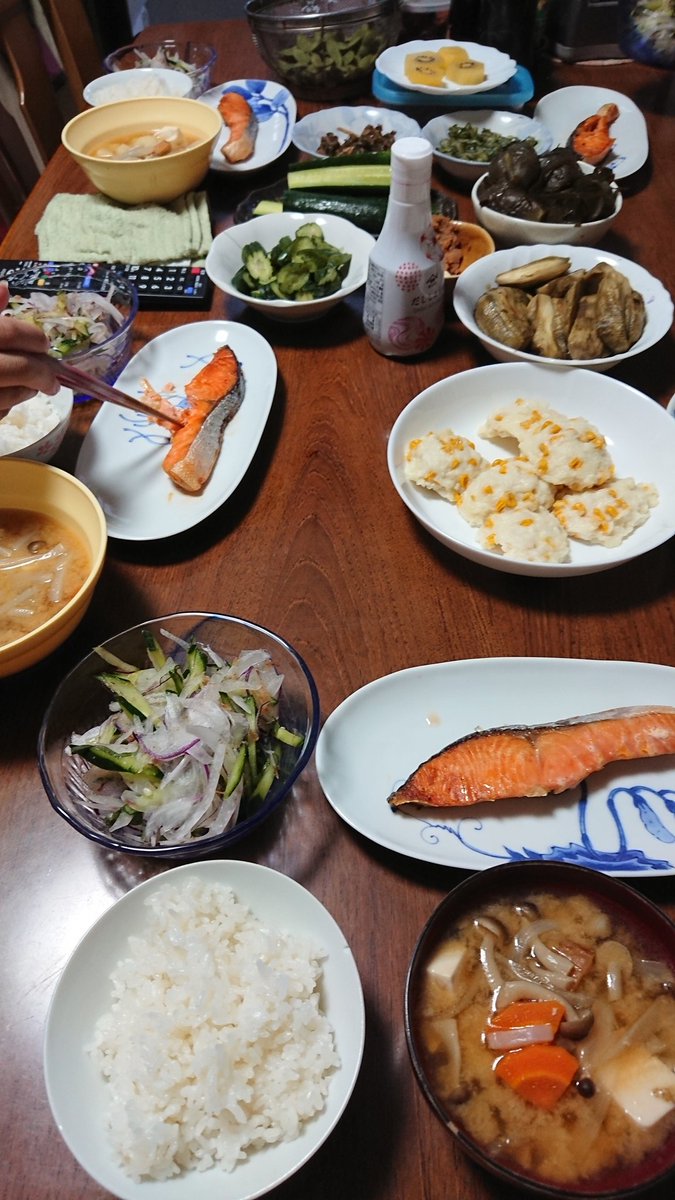 エミー 今日の夕飯 鮭の塩焼き きゅうり紫玉ねぎ大葉のおかかサラダ じゃがいも人参玉ねぎぶなしめじさつま揚げつきこん豆腐でけんちん汁 的な味噌汁 奥は親戚が持ってきたコーンの蒸しパンみたいなの きゅうりの味噌マヨ 茄子の煮浸し 他いつもの