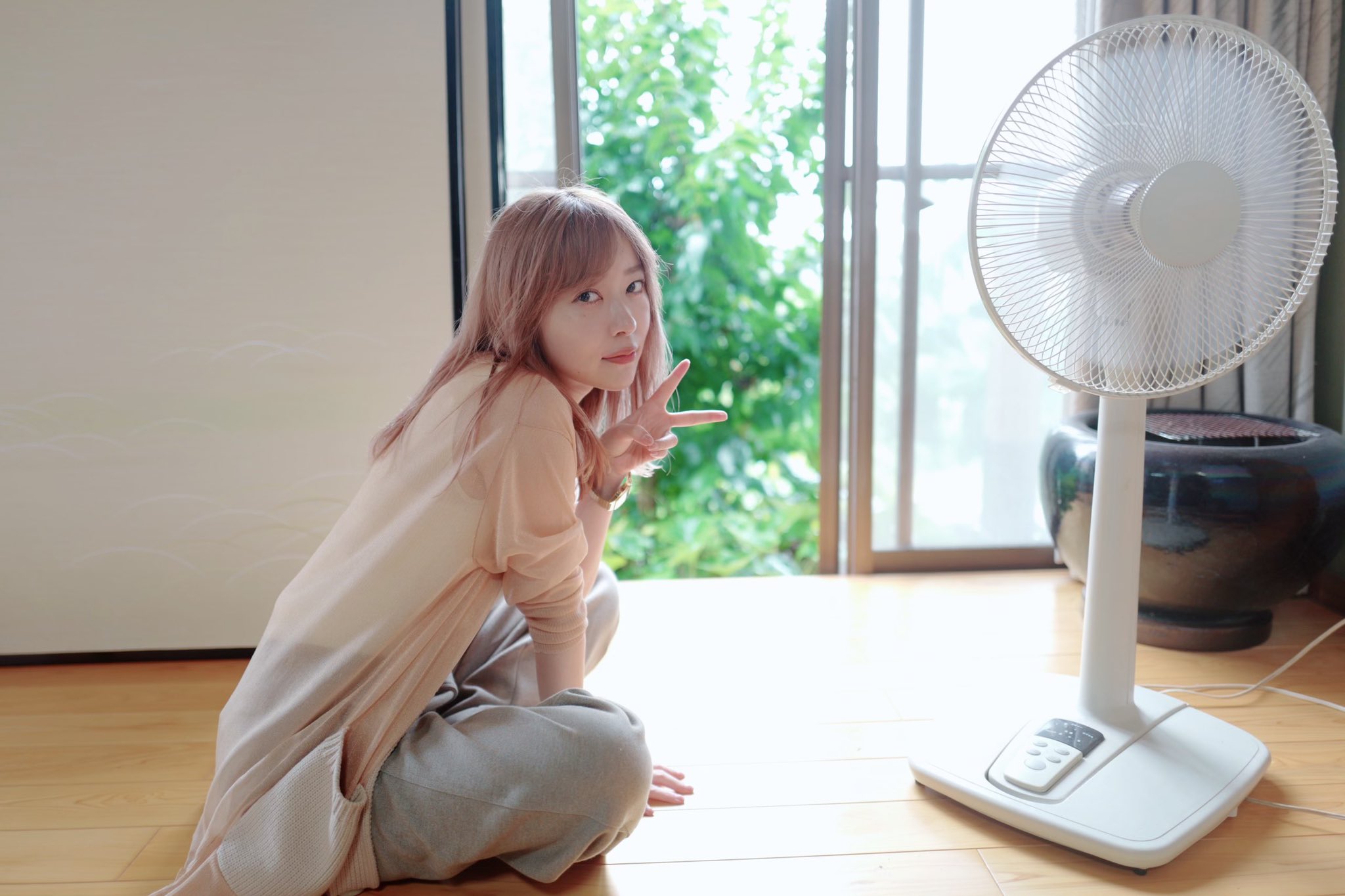 星ちゃん　　指原莉乃セット② 指原莉乃、美脚きわだつミニスカスーツスタイル！椎名桔平＆中尾