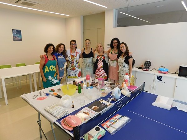 LanzaderaALM19's tweet photo. El 17 de julio realizamos el primer Taller de Cupcakes, impartido por Yolanda Ortiz y Dacia Rodríguez, y participamos con igual interés y entusiasmo. ¡La magia de aprender desde preparar la masa hasta la degustación! Y nuestra compi Marta Lorenzo decoró algunos cupcakes. https://t.co/UIZH9hCF5c