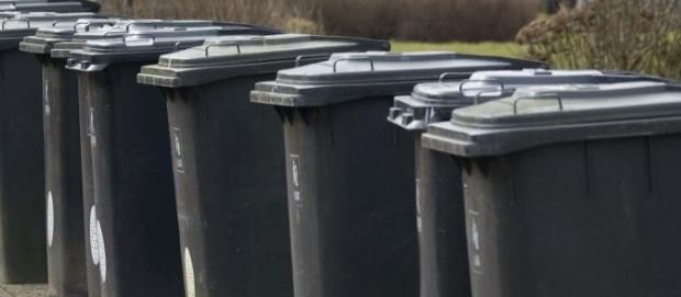 Middengroningen's tweet photo. Zet uw afval deze week op tijd aan de straat om te voorkomen dat we u missen! 
Wij beginnen namelijk deze week al om 7 uur met afval inzamelen vanwege het warme weer. Ook zetten we extra wagens in om de routes op tijd af te krijgen. https://t.co/E6wrt4Bh8m