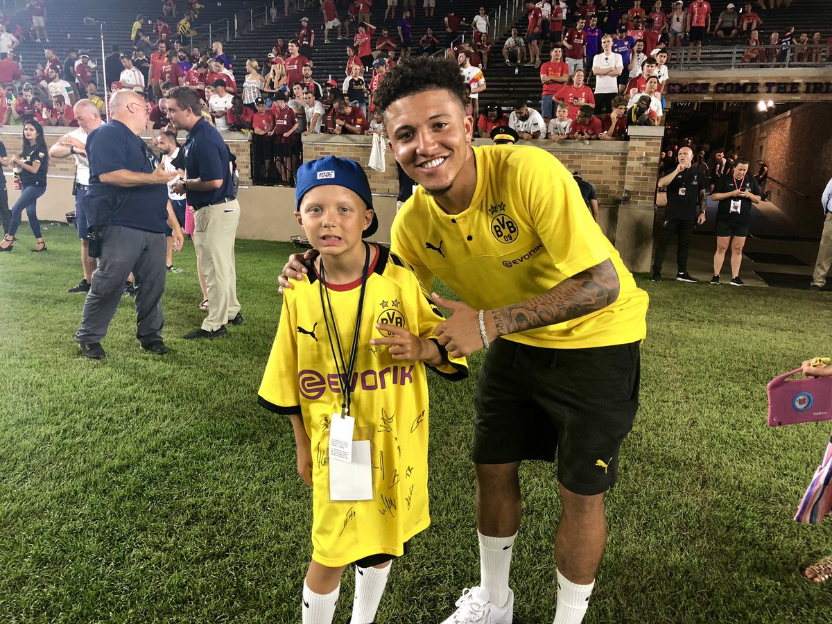 BVB's tweet photo. Bei #LFCBVB hat uns der krebskranke Mason (8) aus Indiana am Spielfeldrand besucht.
Wir hoffen, dass es dir gefallen hat. Bleib stark, wir wünschen dir alles Gute! 💛 https://t.co/lUhz1u3Pif