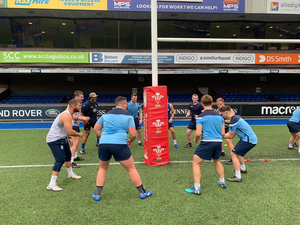 Massive thanks to @CardiffMCCU’s and <a href="/cardiffmet/">Cardiff Metropolitan University</a>’s <a href="/sparkyoleary1/">Mark O'Leary</a> for delivering a skills and catching masterclass to the @CBL_Age_Grade and <a href="/cardiff_blues/">Cardiff Blues</a> players this morning! A great relationship between the clubs allowing for player and coach development ⚡️🔥
