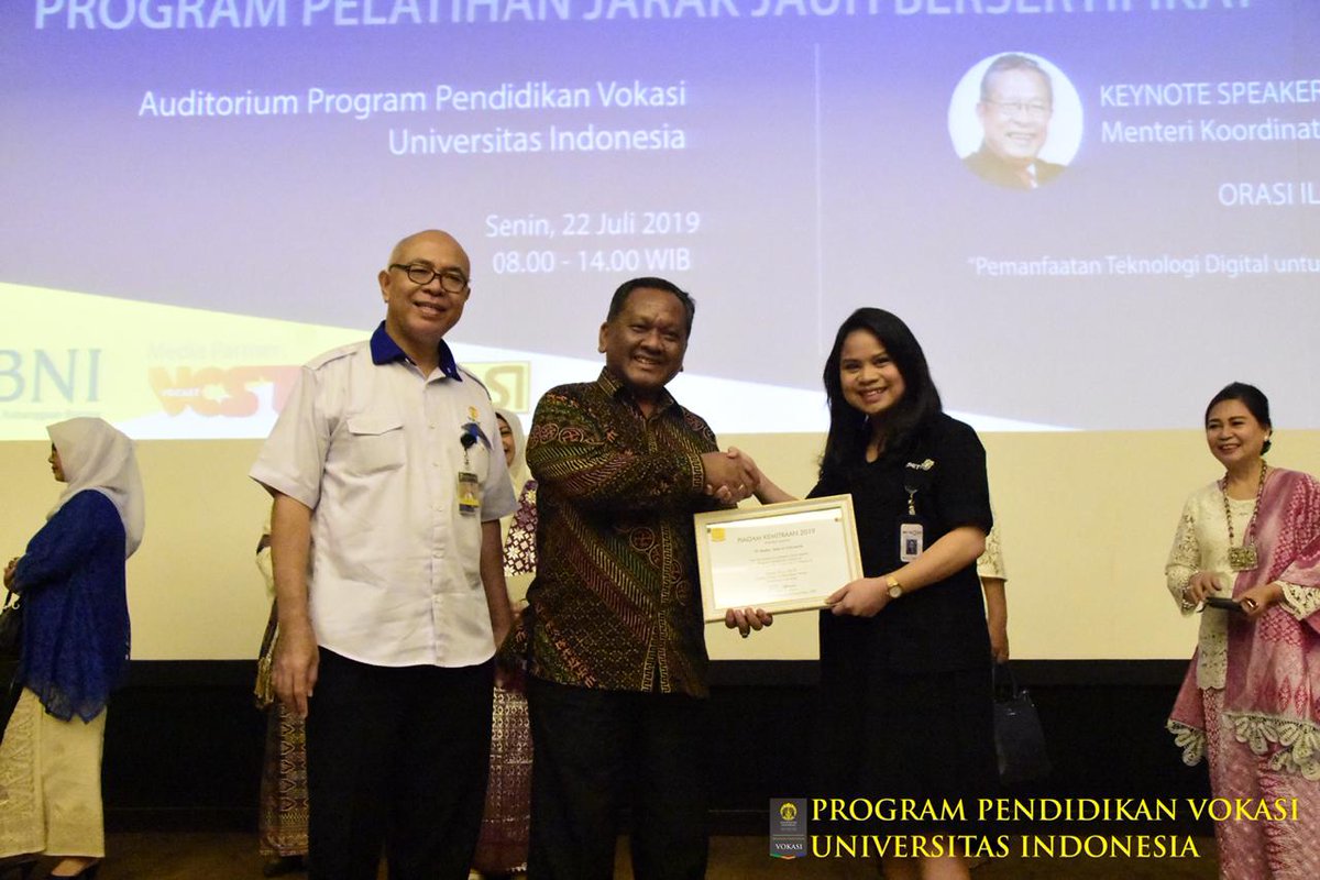 Prof. Dr. Ir. Sigit Pranowo Hadiwardoyo, DEA - Direktur Program Pendidikan Vokasi UI memberikan penghargaan kepada Metro TV sebagai tanda terima kasih atas dukungan mitra industri pada proses pendidikan di Vokasi UI. (22/7/19) #InfoPRMetroTV