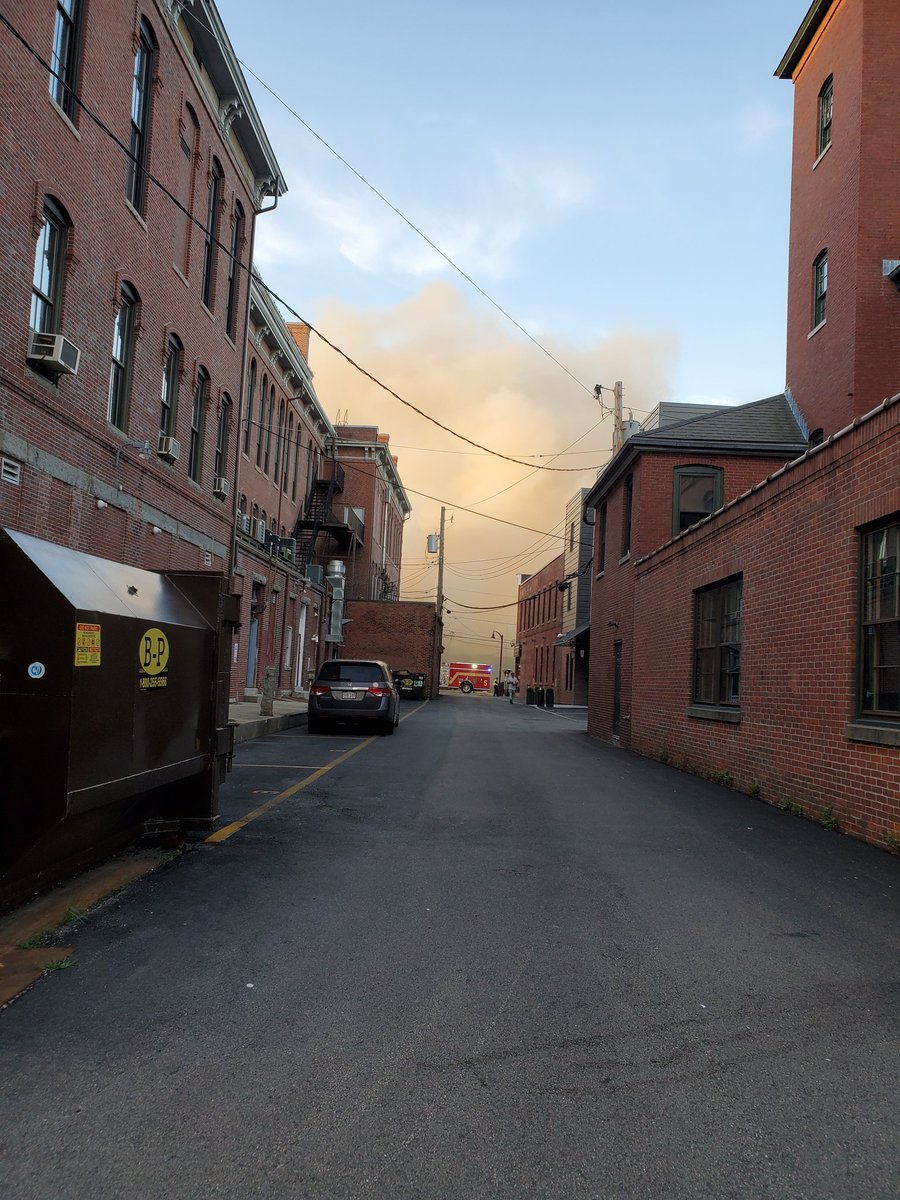 _Dollilicious_'s tweet photo. There is a fire across the street from my job π³ #natickfire 8 businesses are on fire and 1 injured firefighter who has been sent to the hospital. They have been fighting it since 1 am π± see my ig for the live stories @dollilicious_ (ig) https://t.co/H4ogEByTOi