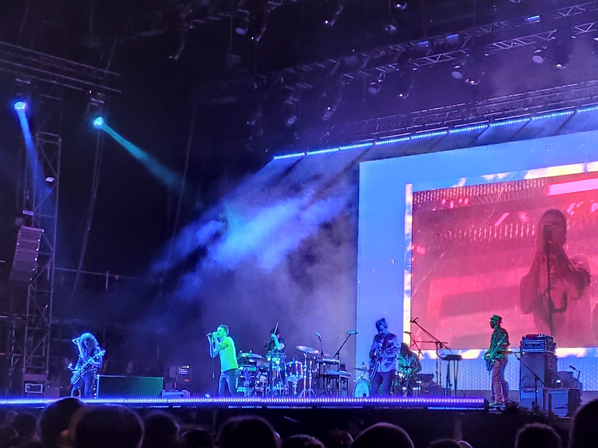andrea_quart's tweet photo. Gustazo escuchar a @vetustamorla tocando #UnDíaEnElMundo en el @fiberfib #FIB2019
🎵🎶🎵
El disco que cambió sus vidas y que marcó las nuestras.
Brutal chicos!!👏👏 https://t.co/W4jFB37kY0