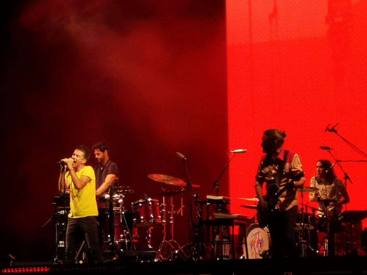 andrea_quart's tweet photo. Gustazo escuchar a @vetustamorla tocando #UnDíaEnElMundo en el @fiberfib #FIB2019
🎵🎶🎵
El disco que cambió sus vidas y que marcó las nuestras.
Brutal chicos!!👏👏 https://t.co/W4jFB37kY0