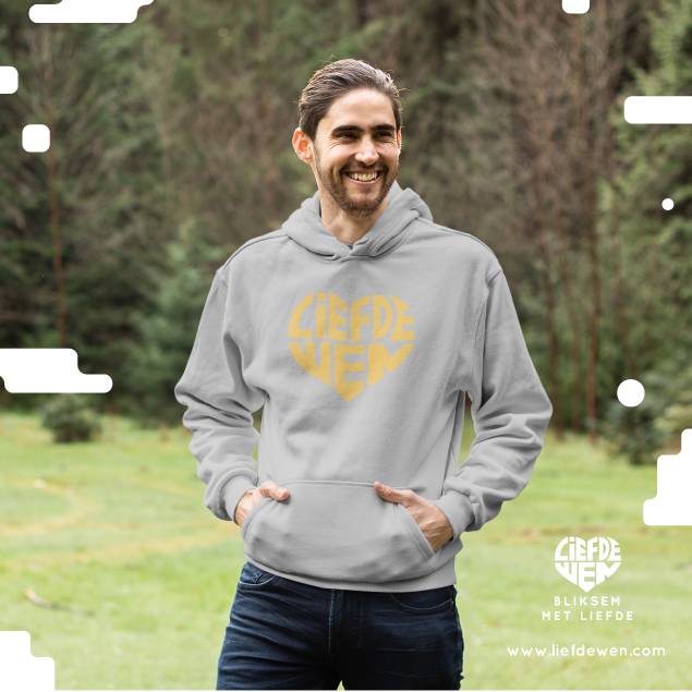 Grys verteenwoordig die daaglikse lewe 👤 en die #MosterdGeel verteenwoordig #LiefdeWen 😋

Ons kombineer kleur en 'n boodskap wat bydra tot 'n #kleurvolle &amp; diverse klerekas 😎😄

Kry joune aanlyn 🌍