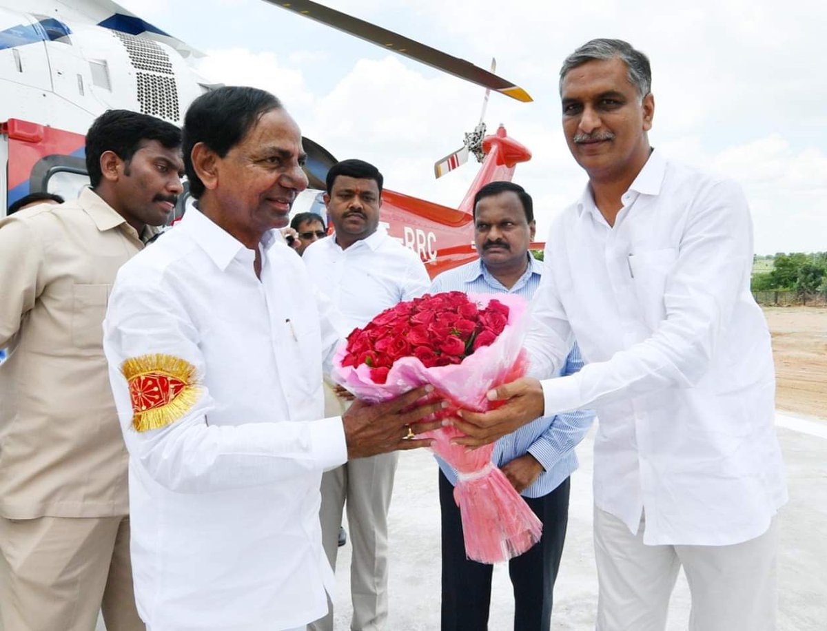 BRSparty's tweet photo. ముఖ్యమంత్రి శ్రీ కె. చంద్రశేఖర్ రావు తన స్వగ్రామం చింతమడకలో పర్యటించి గ్రామ వీధుల్లో కలియ తిరిగారు. పలు కార్యక్రమాలకు శంఖుస్థాపన, ప్రారంభోత్సవాలు చేశారు. బీసి బాలికల రెసిడెన్షియల్ స్కూల్ భవనానికి శంకుస్థాపన చేశారు, కావేరి సీడ్స్ నిర్మించిన ప్రాథమిక పాఠశాల భవనాన్ని ప్రారంభించారు. https://t.co/dXvX8kC8Ay