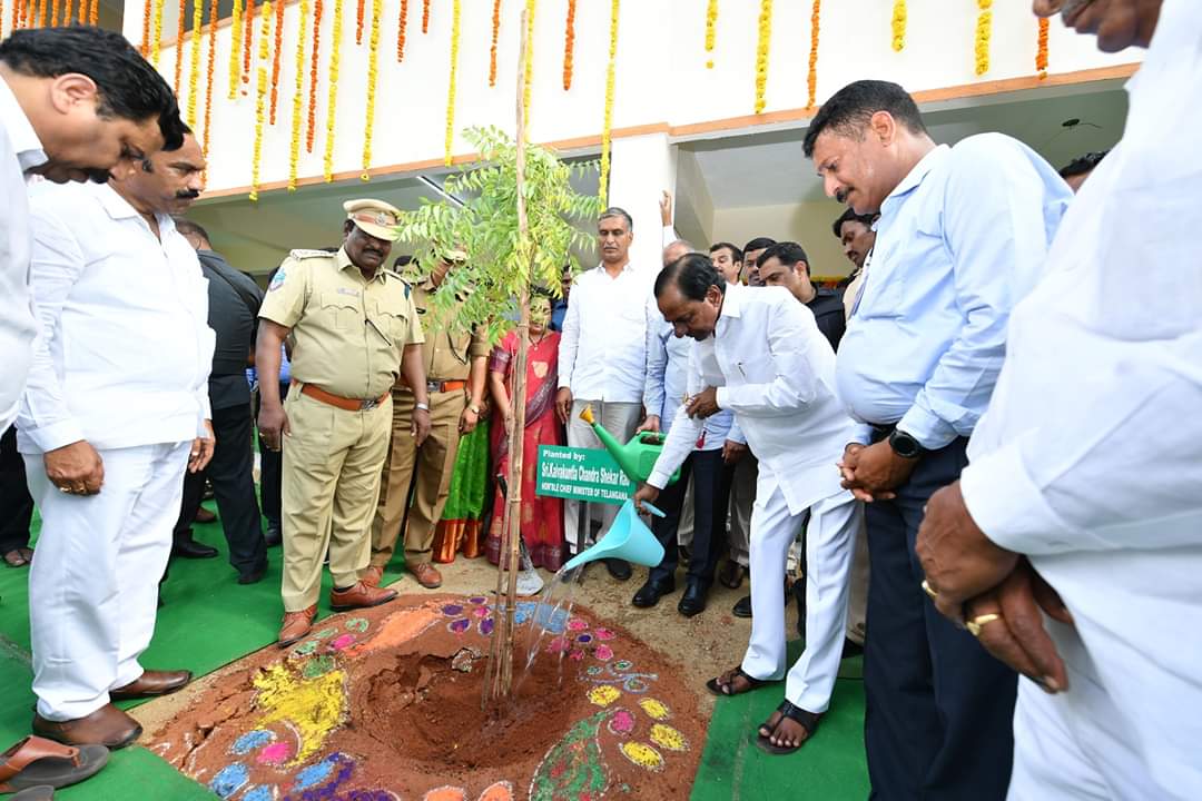 BRSparty's tweet photo. పాఠశాలలో మొక్క నాటారు. నిర్మాణంలో ఉన్న రామాలయం పనులను పరిశీలించారు. తన గురువు రాఘవరెడ్డి ఇంటిని సందర్శించిన కేసీఆర్, రాఘవరెడ్డి భార్య మంగమ్మ, ఇతర కుటుంబ సభ్యుల తో మాట్లాడి సమస్యలు అడిగి తెలుసుకుని పరిష్కారం చూపారు. https://t.co/e9XXt6PdY0