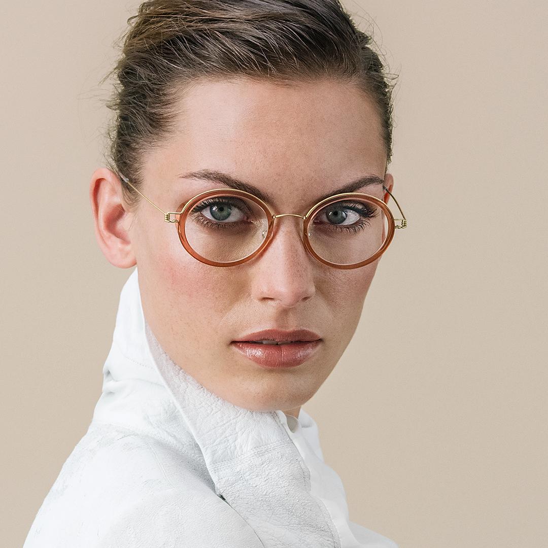 LINDBERG air titanium rim -kokoelma on todellinen todiste tanskalaisesta alkuperäisestä muotoilusta. Esteettinen muotoilu koostuu puhtaista linjoista ja kauniista suunnittelusta ja sisältää titaanin ainutlaatuiset ominaisuudet. Kokoelma on ajatonta ja minimalistista muotoilua.