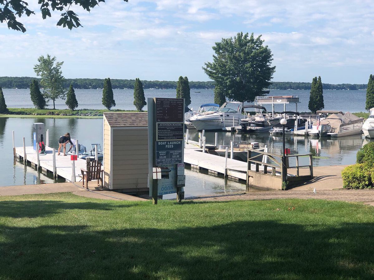 LakeLawnResort's tweet photo. Our marina is open daily!
We sell gas and ice to our guests as well as all Delavan Lake enthusiasts!! #DelavanLake #Boating #WisconsinLake #WisconsinResort #DelavanMarina https://t.co/jamaICN7gS