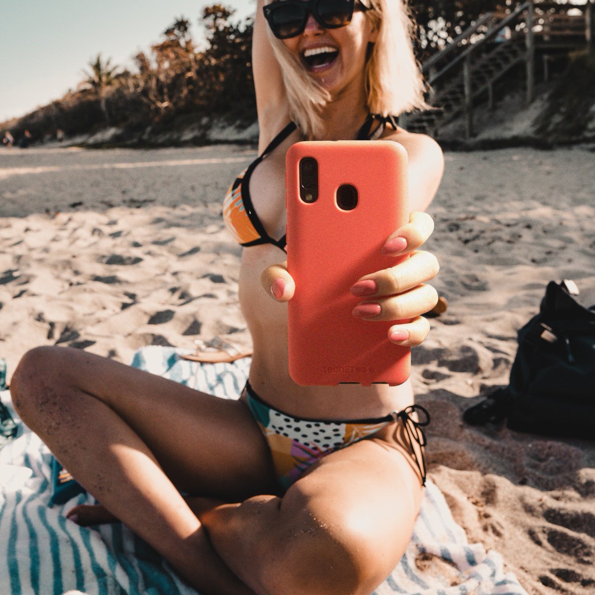 Tech21Official's tweet photo. Sun, Sand and Studio Color in hand 🏖 https://t.co/2QLUTqYGBJ #lifesabeach #tech21 #studiocolor #samsunga40 https://t.co/DWKVdKyRO0