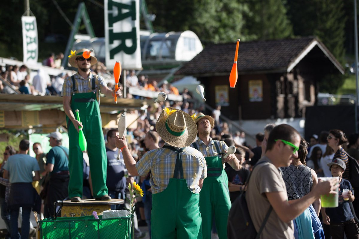 Rocknpoche's tweet photo. Au festival, on jongle entre fête et musique ! 😄🤹🎶 
#rocknpoche #festival #hautesavoie https://t.co/lYCsNMOQmP