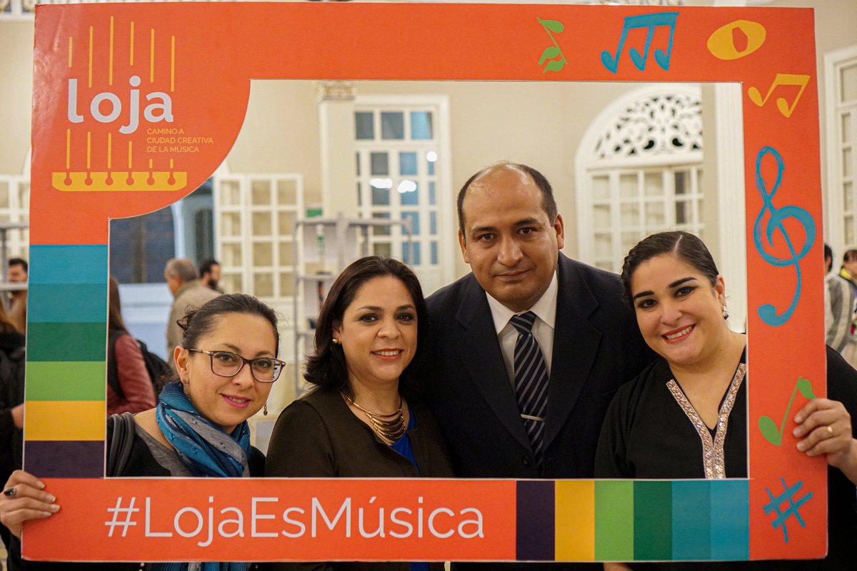lojaesmusica's tweet photo. Disfrutando de la Exposición Colectiva #Compases junto al grupo Sei Corde. Te invitamos a realizar y disfrutar el recorrido musical hasta el 2 de agosto, en el Museo de la Música.🎼👏

#LojaEsMúsica #LojaEsCultura #LojaSiempreCreativa. https://t.co/p8GFWAkMFA