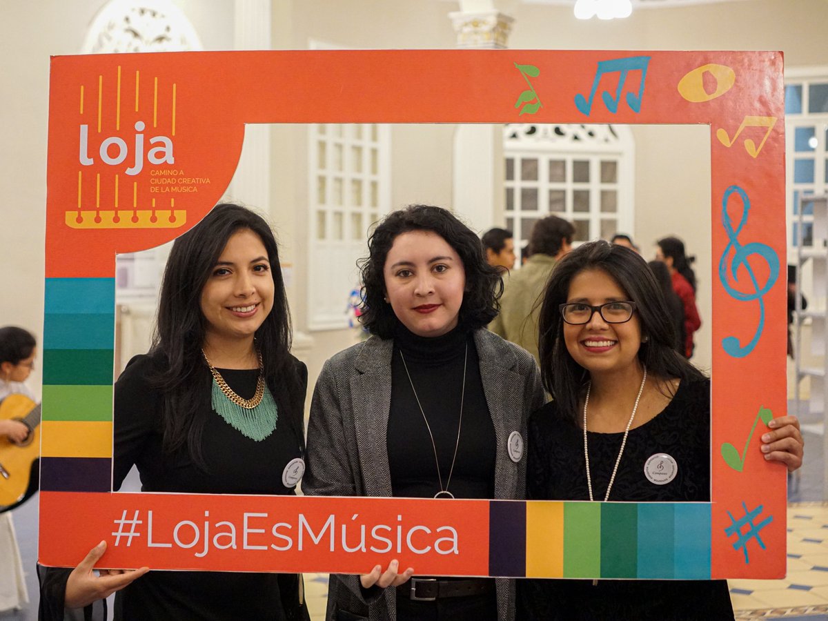 lojaesmusica's tweet photo. Disfrutando de la Exposición Colectiva #Compases junto al grupo Sei Corde. Te invitamos a realizar y disfrutar el recorrido musical hasta el 2 de agosto, en el Museo de la Música.🎼👏

#LojaEsMúsica #LojaEsCultura #LojaSiempreCreativa. https://t.co/p8GFWAkMFA