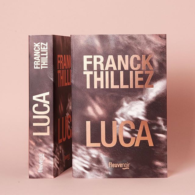 PimpantStudio's tweet image. Pssst ! Nous ne vous avons pas donné de nouvelles depuis un petit moment et pour cause, nous étions bien occupés... 🤗 Nous sommes très fiers de vous présenter le travail que nous avons réalisé sur la couverture du dernier livre de @franckthilliez par… ift.tt/2Y2eTZK