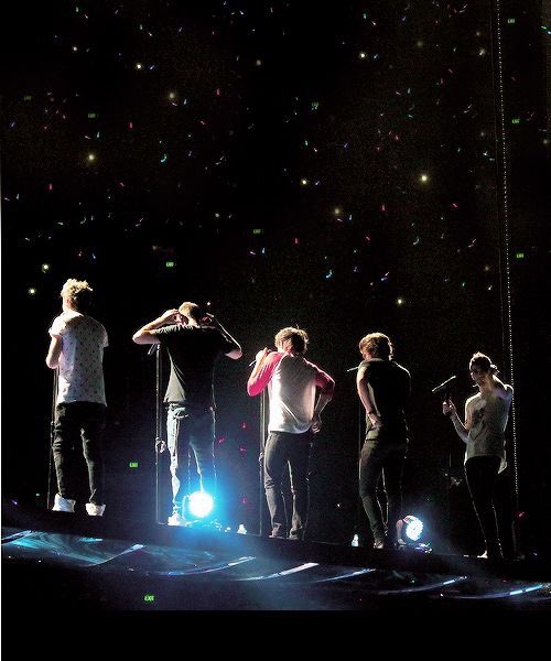 angeluxep's tweet photo. its been 9 years. #9YearsOfOneDirection 🤧✊🏻❤️ https://t.co/zu2NyiucnU
