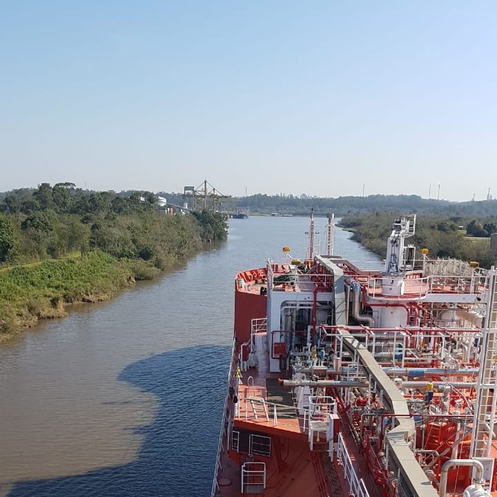 praticagemdobr's tweet photo. No Rio Grande do Sul, existem duas Zonas de Praticagem. Uma delas abrange a Lagoa dos Patos e seus afluentes, para os navios que demandam o porto de Porto Alegre e demais portos e terminais interiores, assim como os que demandam, no sentido inverso, o Porto de Rio Grande. #ZP20 https://t.co/Y2G2HwrH4v