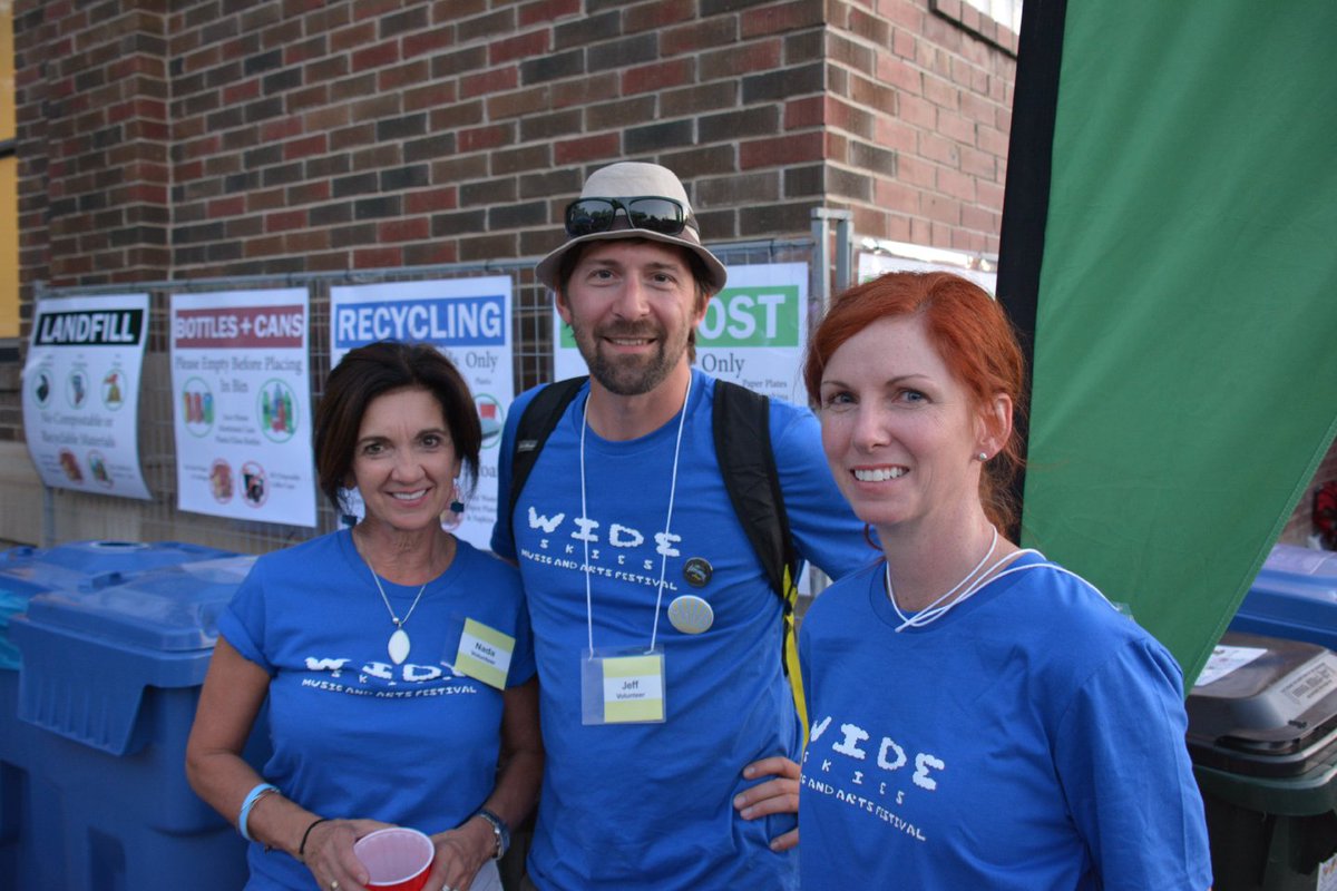 geomaticattic's tweet photo. Help us make #WideSkiesFestival as enviro-friendly as possible this year! Say hello to our volunteers who'll help you put your waste in the right place and thanks to @LethbridgeCity for their help on our waste reduction initiatives! #YQL @DowntownLeth @TourismLeth https://t.co/3Poawt5EIG