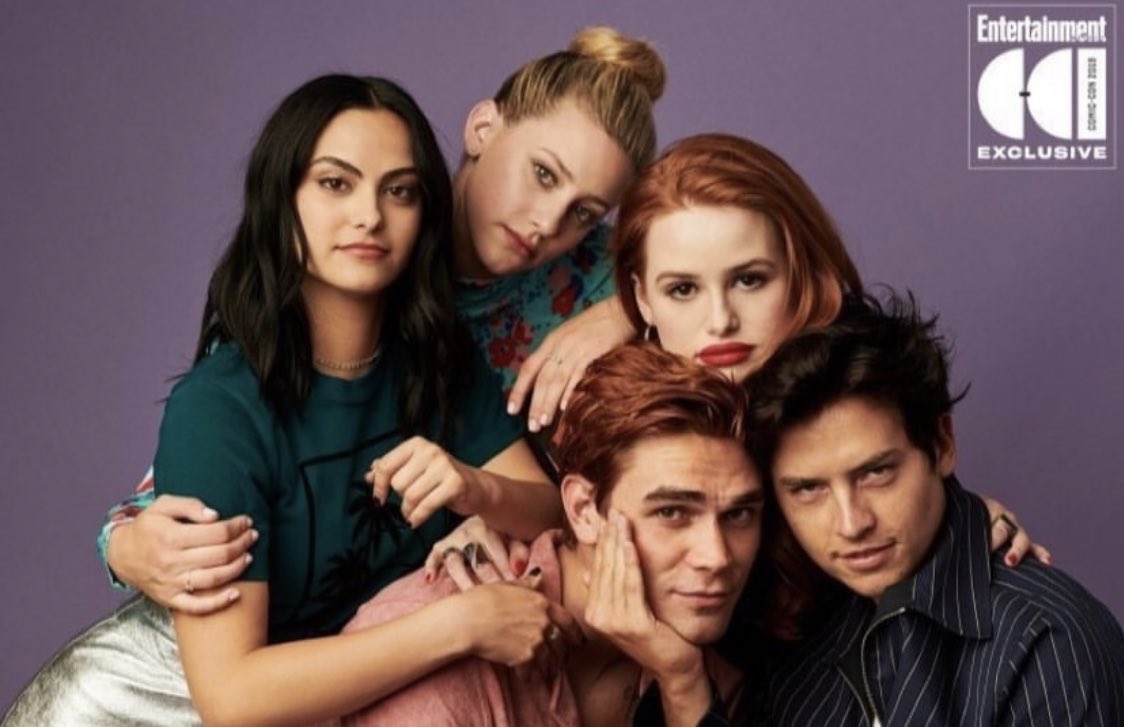 PreviouslySerie's tweet photo. #Riverdale
🔵NOVEDAD🔵
Familia, cariño y hermandad del cast de la serie más allá de las cámaras, fuera de las pantallas ❤️
#SDCC #SDCC2019 #CWSDCC https://t.co/Q7b5xfRyvW