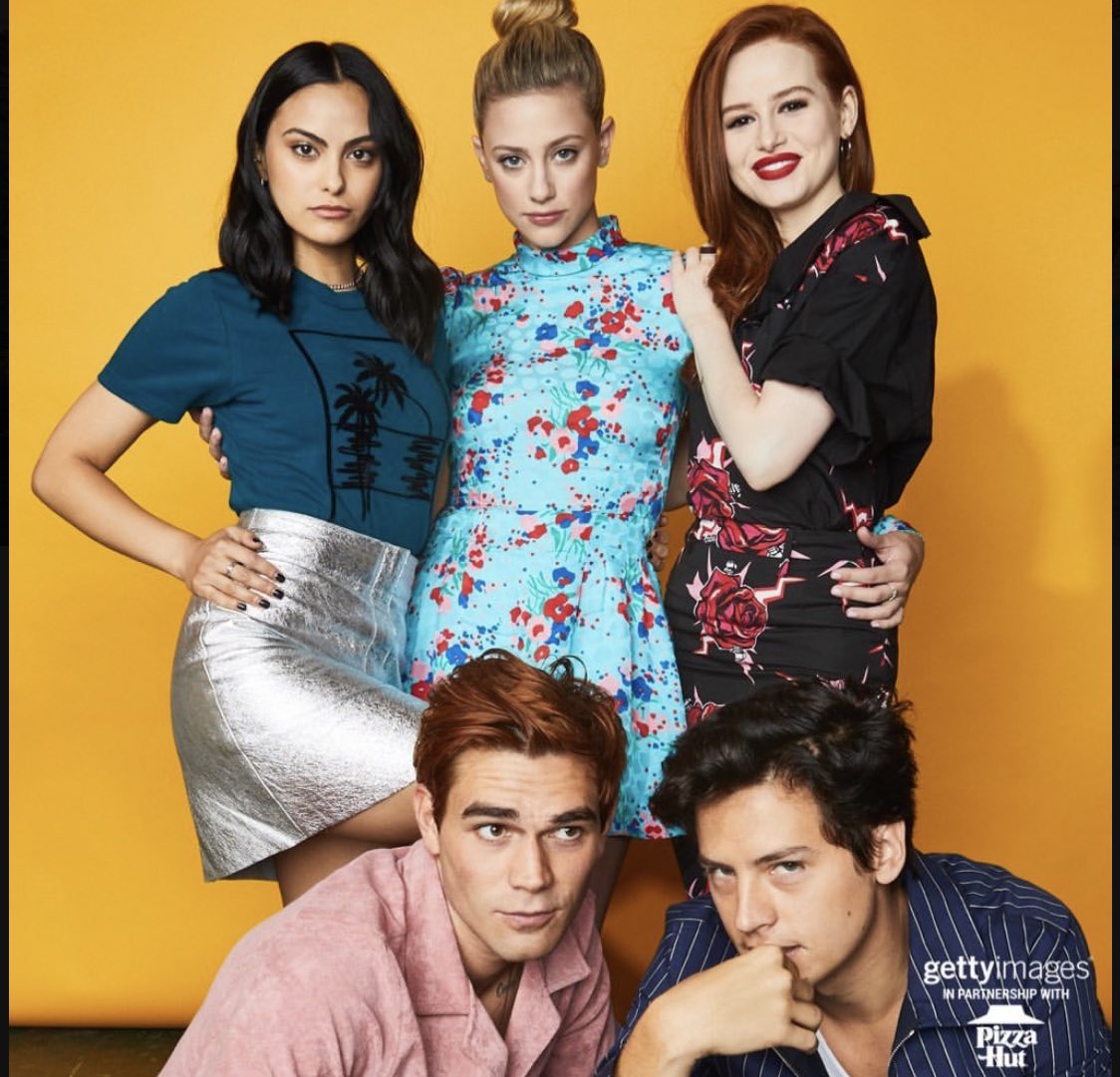 PreviouslySerie's tweet photo. #Riverdale
🔵NOVEDAD🔵
Familia, cariño y hermandad del cast de la serie más allá de las cámaras, fuera de las pantallas ❤️
#SDCC #SDCC2019 #CWSDCC https://t.co/Q7b5xfRyvW
