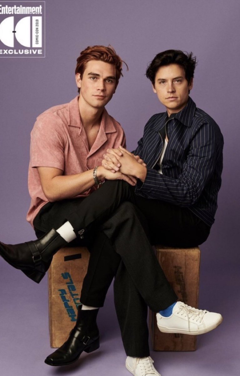 PreviouslySerie's tweet photo. #Riverdale
🔵NOVEDAD🔵
Familia, cariño y hermandad del cast de la serie más allá de las cámaras, fuera de las pantallas ❤️
#SDCC #SDCC2019 #CWSDCC https://t.co/Q7b5xfRyvW