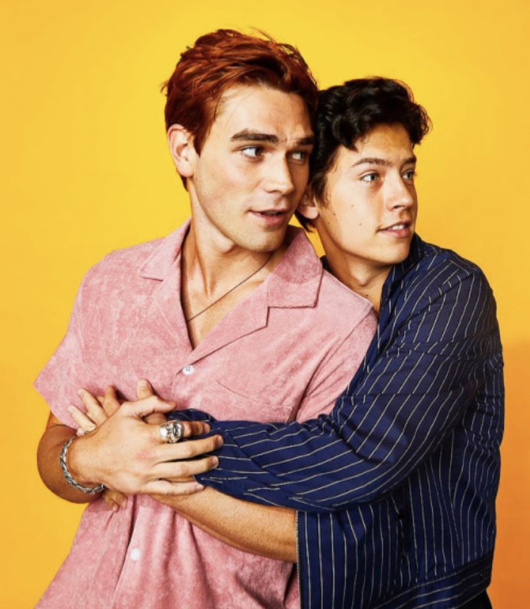 PreviouslySerie's tweet photo. #Riverdale
🔵NOVEDAD🔵
Familia, cariño y hermandad del cast de la serie más allá de las cámaras, fuera de las pantallas ❤️
#SDCC #SDCC2019 #CWSDCC https://t.co/Q7b5xfRyvW