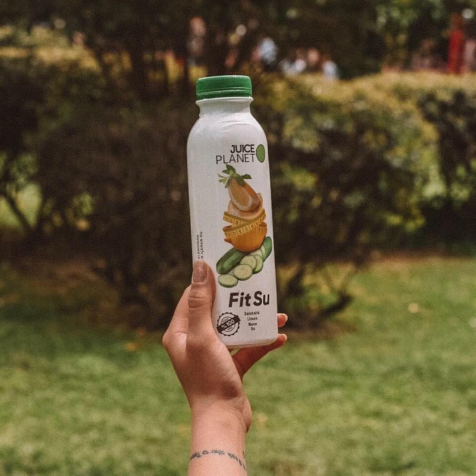 juiceplanet's tweet photo. Sıcak yaz günlerinde vücudunu susuz bırakma💦
Limon, Salatalık ve Naneyi bir gece öncesinden dinlendirerek demliyoruz, senin için en fit suyu hazırlıyoruz💚
Sipariş vermek için👇
https://t.co/1vXsRtPQdA
#JuicePlanet
#FreshJuiceForYou https://t.co/0BYmOyF8Nl