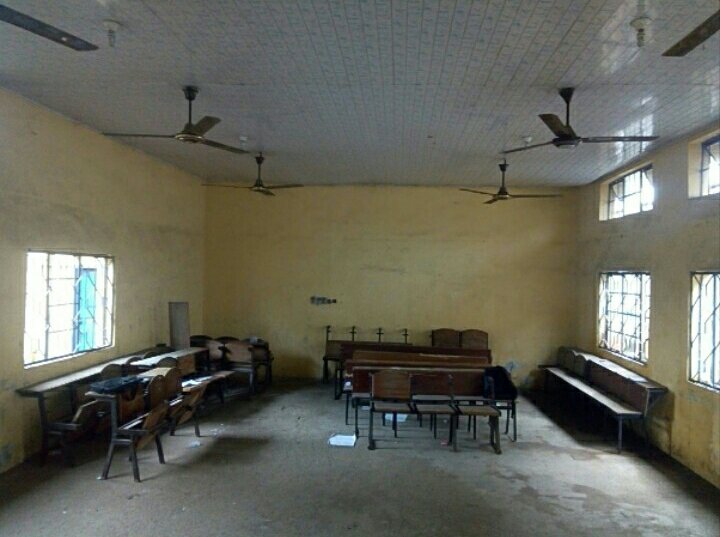 IspedOrg's tweet photo. Planting the SDGs in schools, ISPED hv seen diverse edu challenges but, DSS Omoku is peculiar. Please intervene to help encourage their willingness to learn. This empty space you see is their library with no books in it, they literally play in it instead of reading.

#DonateABook https://t.co/XrdHRGMPEZ