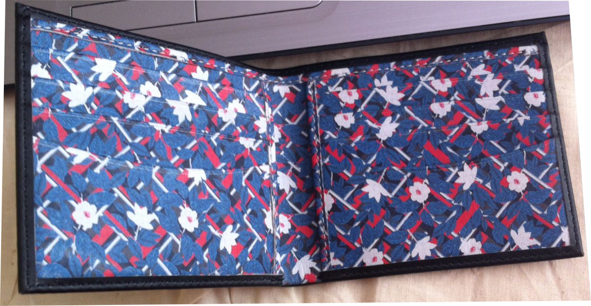 TheLeatherBusi1's tweet photo. Our client was thrilled with these bespoke credit card holders. The lining is so striking isn't it? #bespoke https://t.co/ZtiAvuLd3A