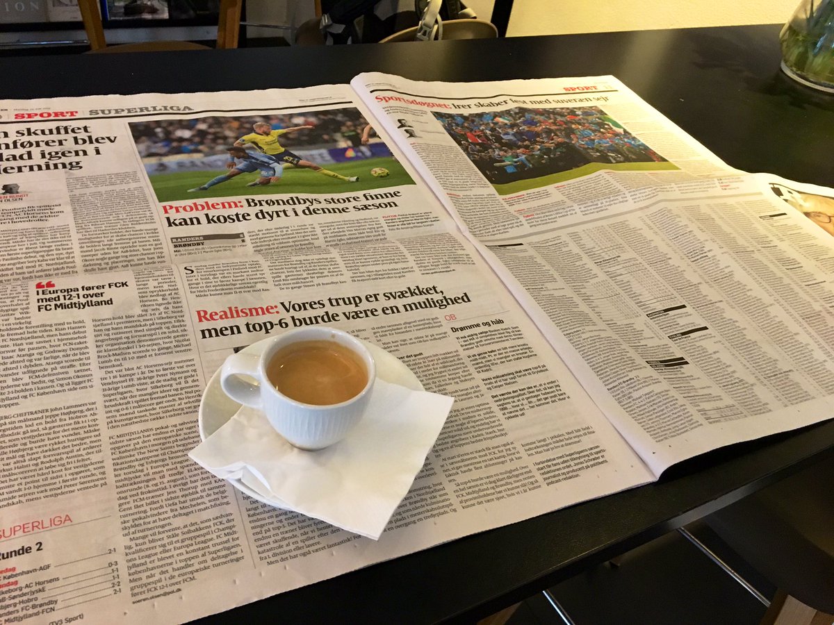 gerbenvanthek's tweet photo. Krant op een formaat dat bij thuis uitgestorven is... hoe onhandig, complete tafel nodig! Geen heimwee naar.  #politiken #cooenhagen #broadsheet https://t.co/tMHEmVSE7f