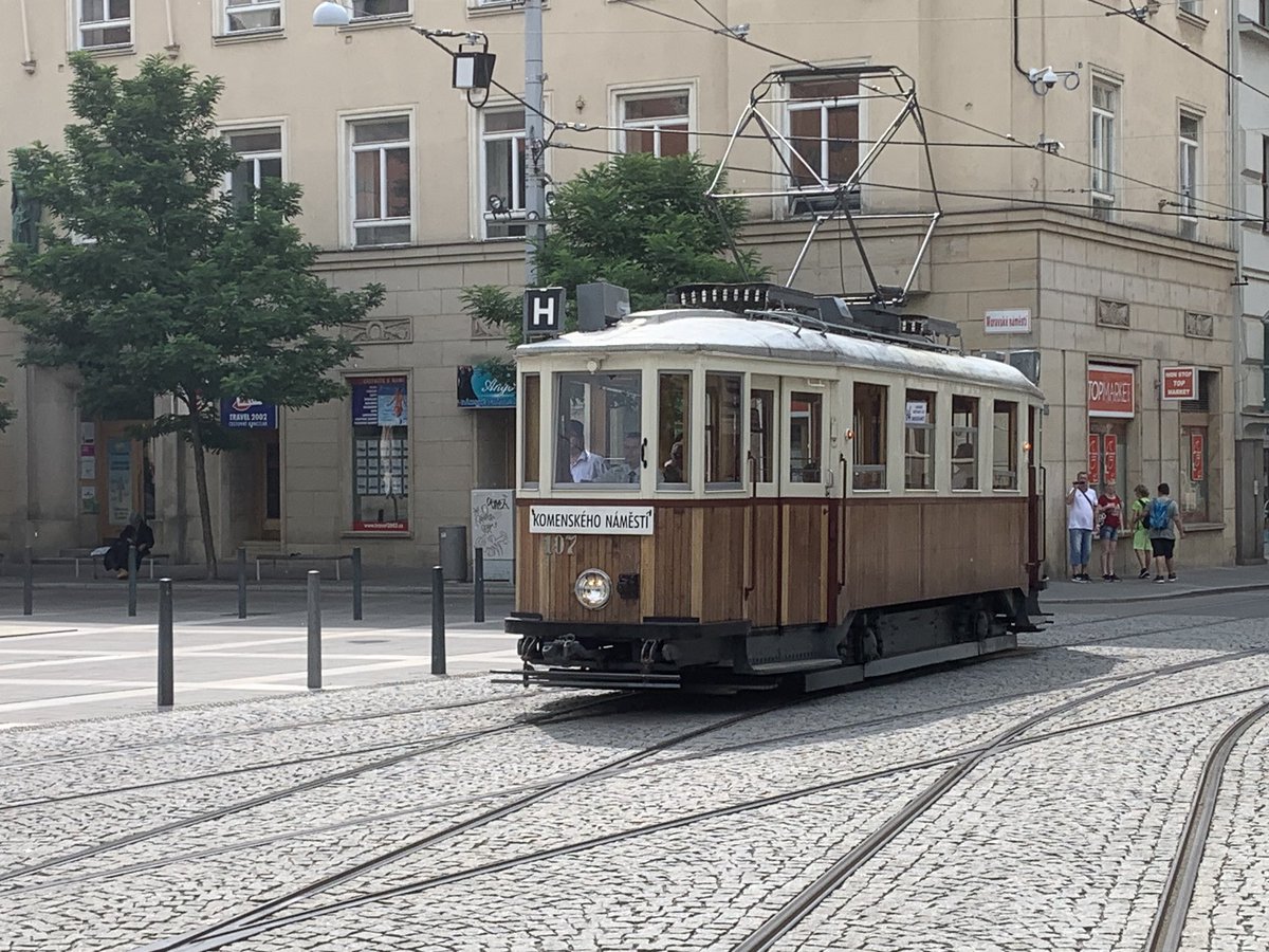 iresbaylor's tweet photo. #iresbaylor #questFakeBus elektrische linie ~ elektry(i)šelíne ~ šalina https://t.co/UmsmJ18yMd