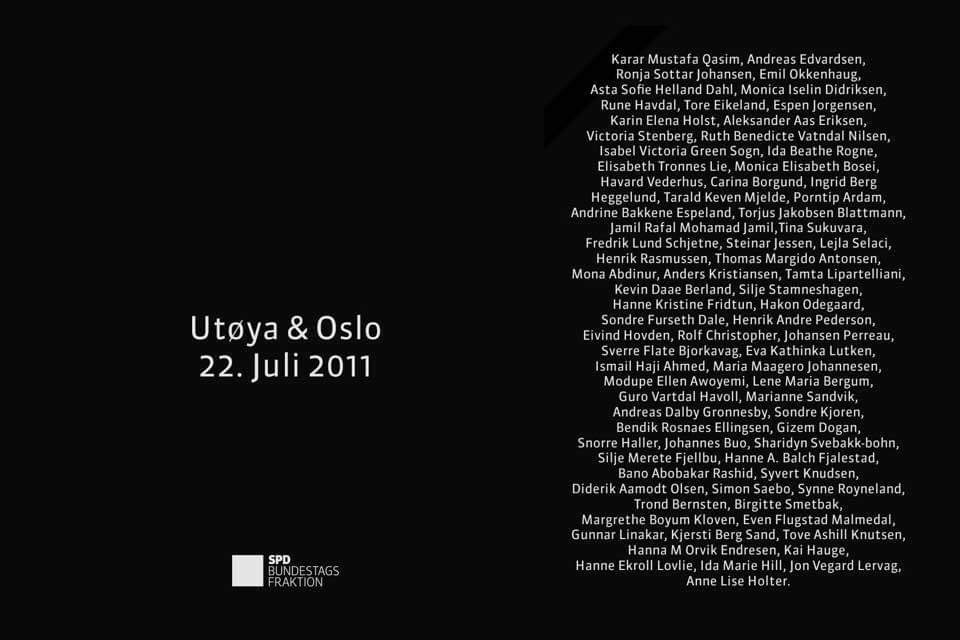 Afbeelding: (witte letters op een volledig zwarte achtergrond). Utøya & Oslo, 22 juli 2011. Met de namen van alle slachtoffers.