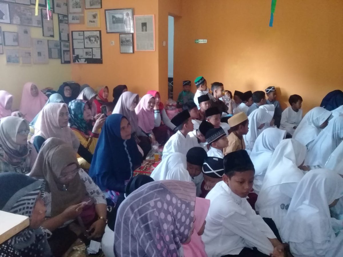 gresikabunga's tweet photo. Kegiatan Pembagian Rapor Peserta @rumahimperium https://t.co/LJsZ0xtwzq